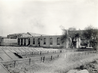 43508 Gezicht op de achterzijde van de timmerfabriek van de Gebr. Van Veen (Otterstraat 150) te Utrecht. Op de ...